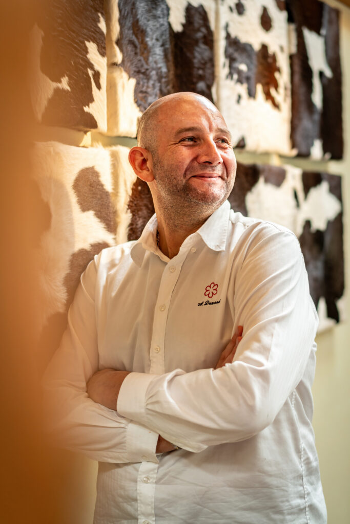 https://dg1r9ffg5w59j.cloudfront.net/2026/07/Chef-Arnaud-Dunand-683x1024.jpg